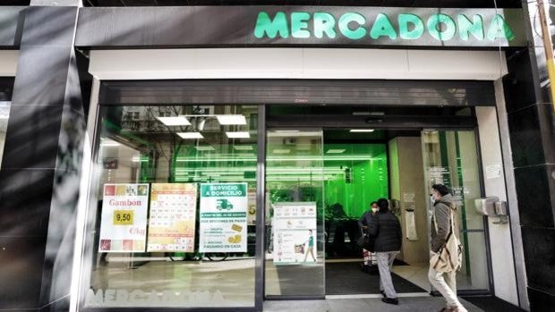 Mercadona oferta empleos para el turno de noche con sueldos de 1.338 euros para titulados de ESO