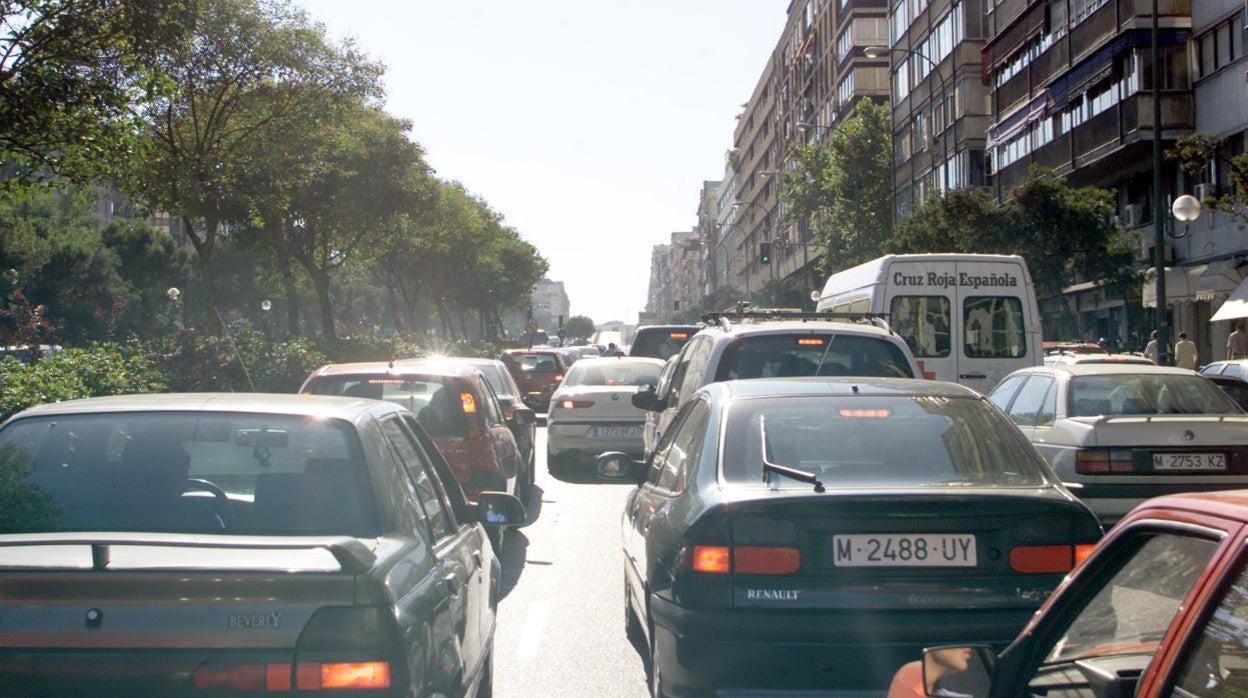 Atasco en la calle Raimundo Fernández Villaverde, Madrid