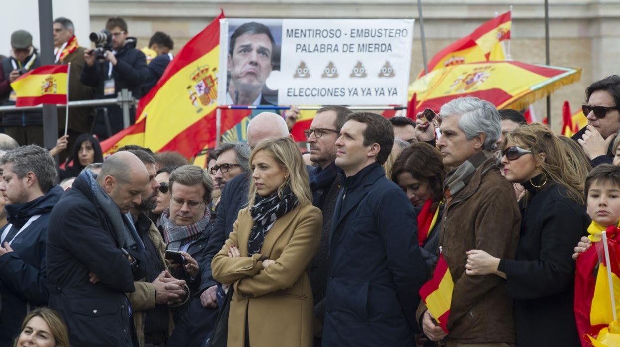 Pablo Casado y su mujer, Isabel Torres, en la manifestación de Colón en 2019