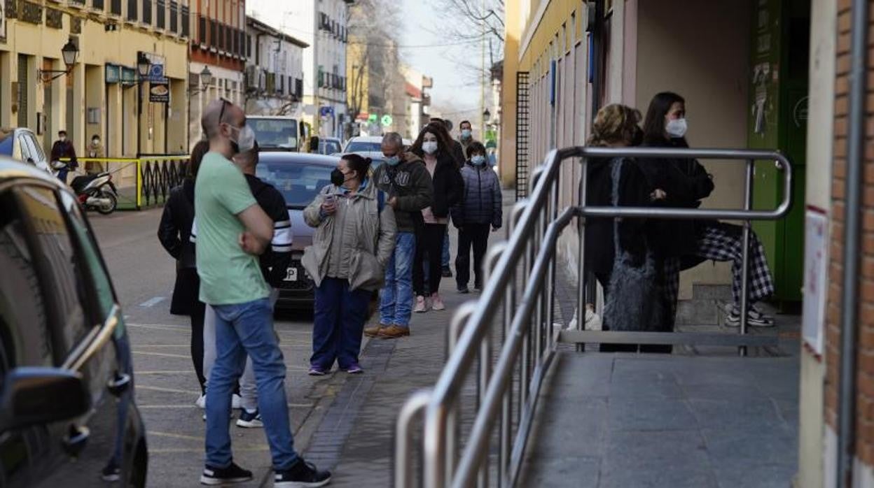 Fila de usuarios esperando a ser atendidos a las puertas de un centro de salud en Aranjuez