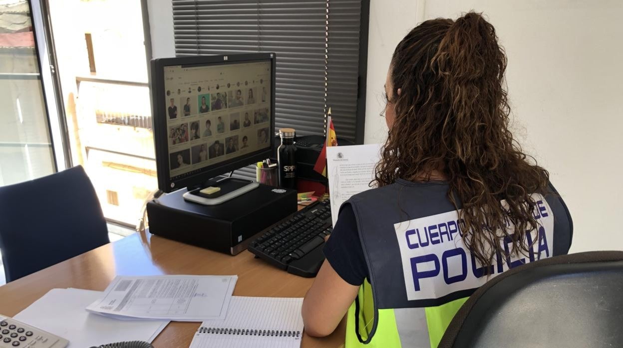 Una investigadora de la Policía Nacional revisando información de un caso