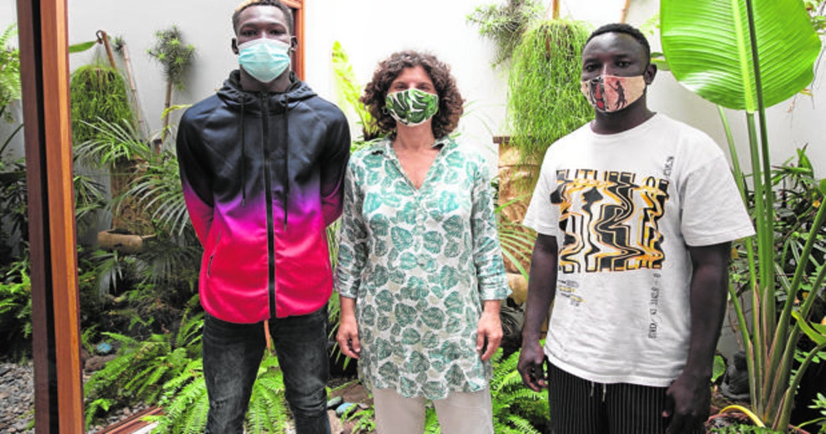 Mamadu y Modu posan con Adelina