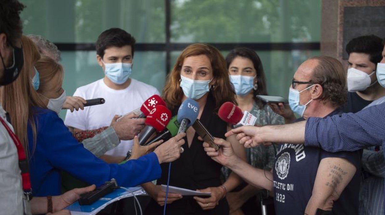 La portavoz de Más Mádrid, Mónica García, atiende a los medios de comunicación tras la reunión del Grupo Parlamentario