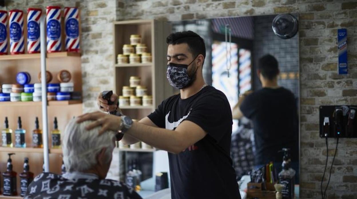 Un peluquero, en su local de Madrid. Este sector se ha incluido en las ayudas que da la Comunidad para resarcirles de la caída de negocio por el Covid