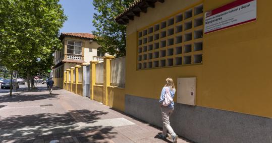 Una mujer camina frente al centro de adaptación Manzanares