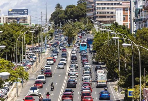 Tráfico denso en un fin de semana después del fin del estado de alarma en Alicante