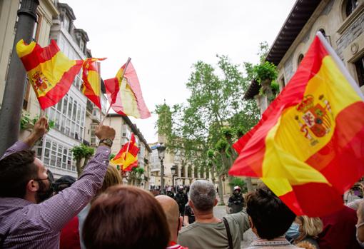 Varias personas ondean banderas de España este martes en Vitoria, con motivo de la inauguración del Centro Memorial de las Víctimas del Terrorismo en Vitoria