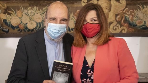 Raúl Zurita reconoce la «belleza y cuidado» de su nueva antología poética