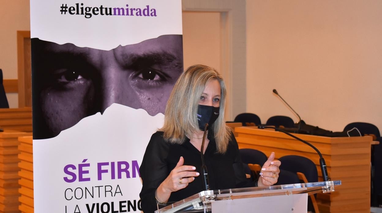 La concejala Ana Belén Chacón durante la presentación de la campaña contra la violencia machista