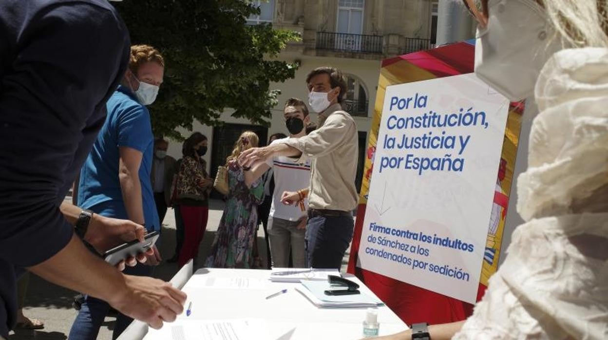 Varios ciudadanos firmando en Zaragoza contra los indultos, en presencia del vicesecretario de Comunicación del PP nacional, Pablo Montesinos