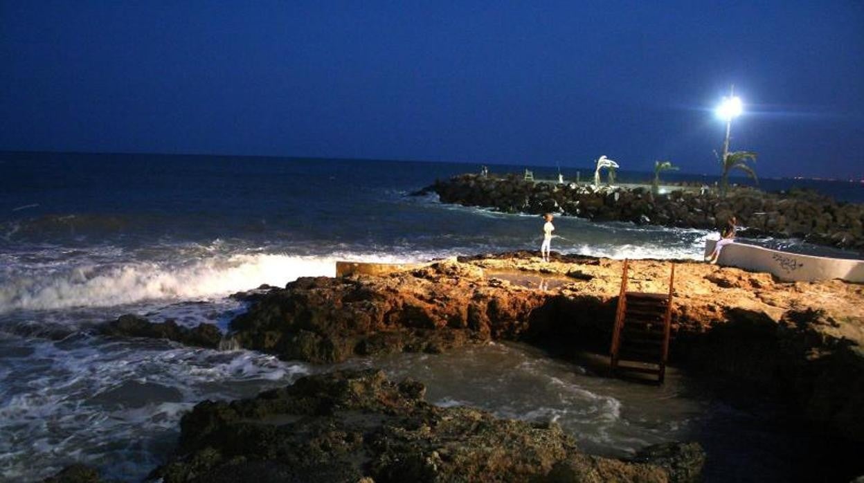 Una playa de la Costa Blanca alicantina, de noche