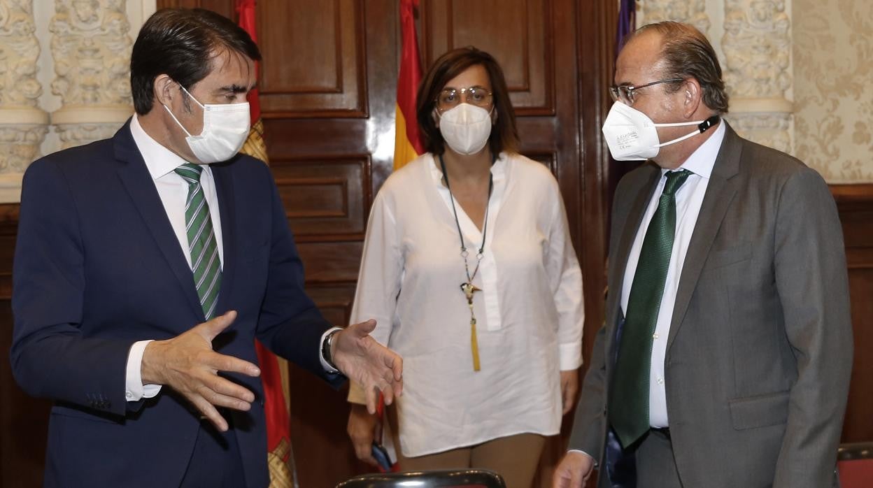 El consejero de Fomento y Medio Ambiente, Juan Carlos Suárez-Quiñones, la presidenta de la Diputación de Palencia, Dolores Armisén, y el director de Acciona, Justo Vicente