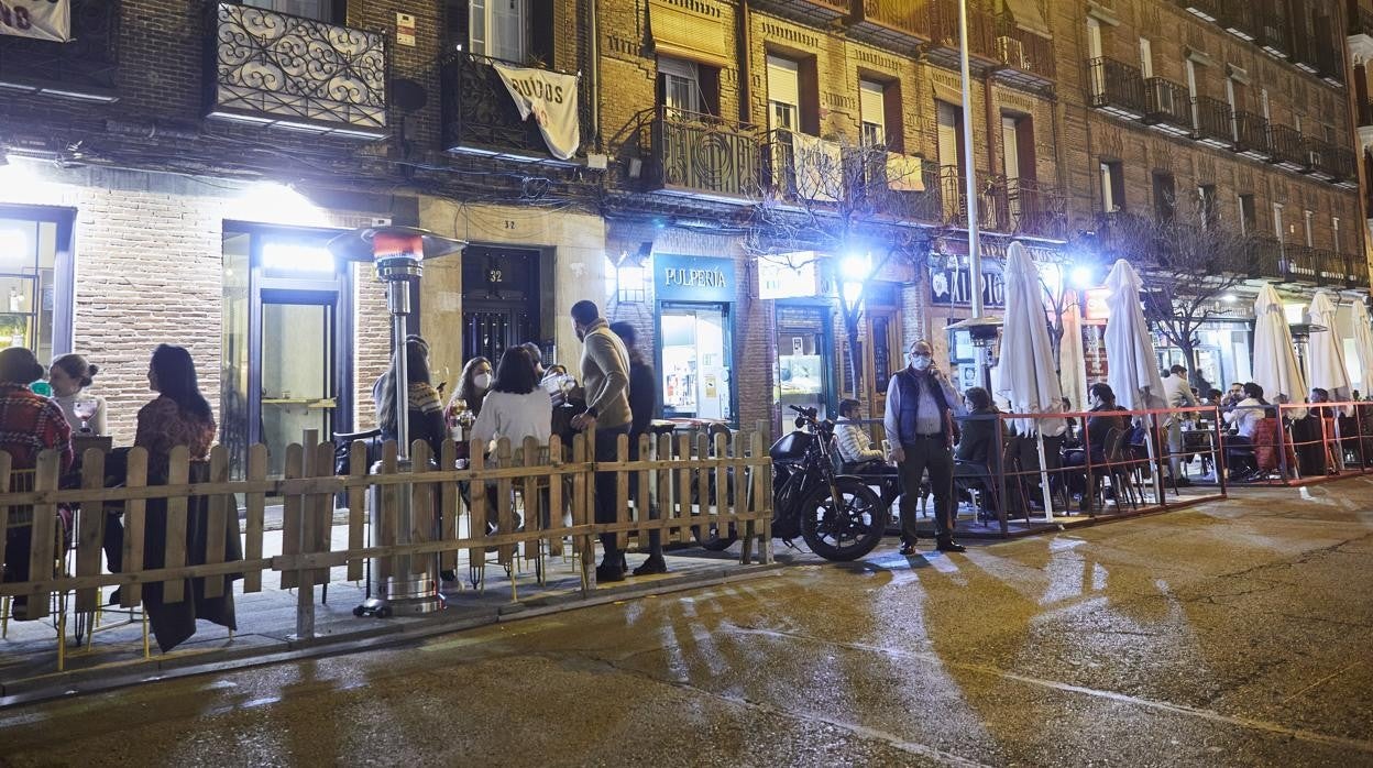 Las 'terrazas Covid' en las bandas de estacionamiento de la calle de Ponzano