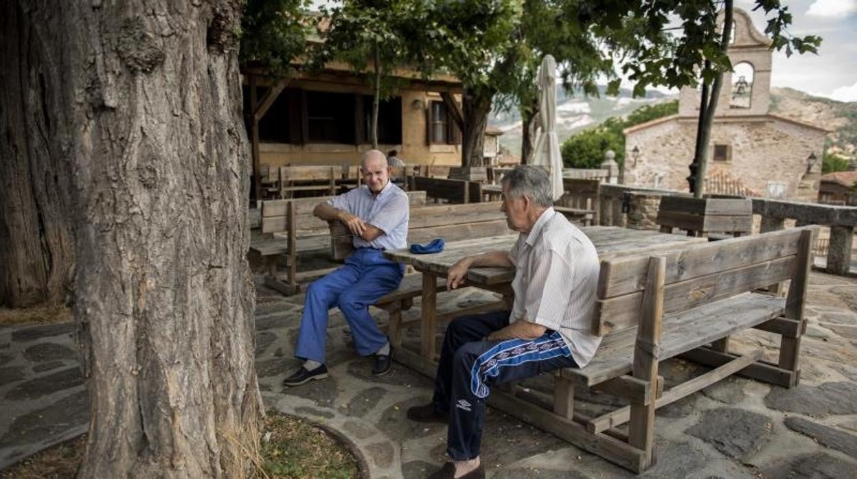 Vecinos de La Hiruela, una de las localidades con menos habitantes de la Comunidad de Madrid