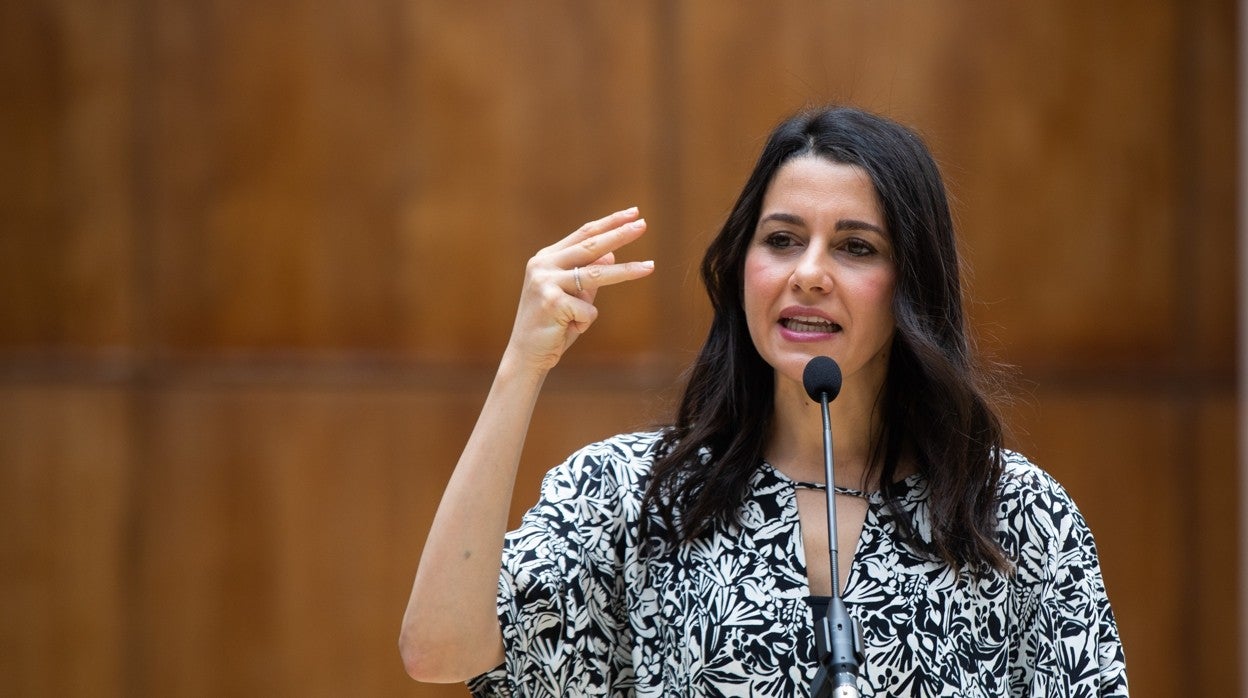 Arrimadas, este lunes, tras reunirse con la presidenta del Parlamento andaluz, Marta Bosquet