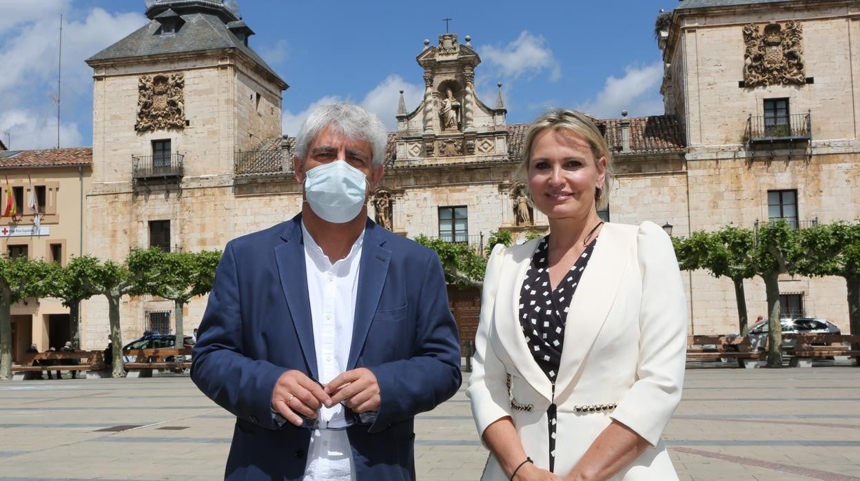 La soprano Ainhoa Arteta durante una rueda de prensa en El Burgo de Osma con el concejal de Cultura Luis Fuentes