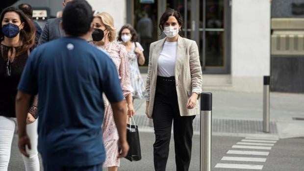 Ayuso acusa a Sánchez de «ocultar la subida de la luz y los indultos con las nuevas medidas» de Sanidad