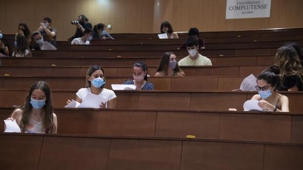 Ni EBAU, ni bodas, ni ferias en IFEMA: por qué Madrid no quiere las nuevas restricciones de Sanidad