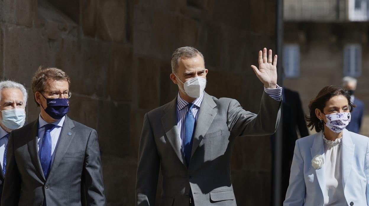 El Rey junto al presidente de la Xunta y la ministra Maroto durante su visita a Santiago