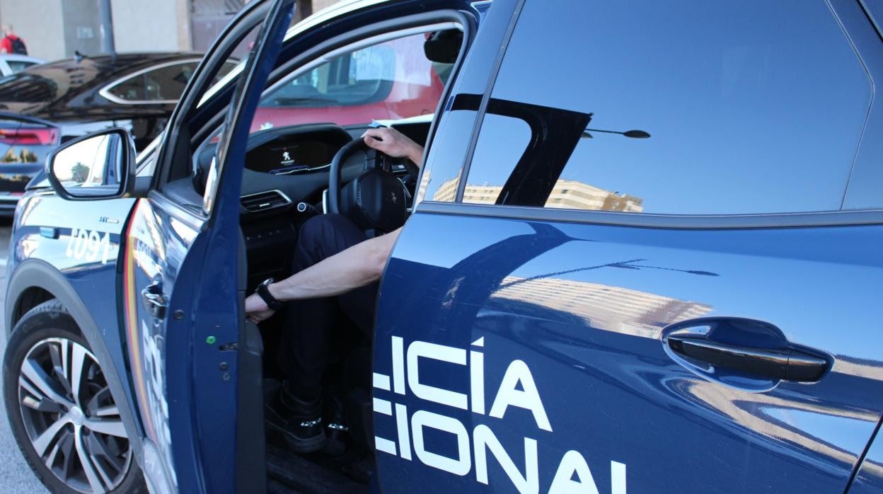 Agentes de Policía Nacional evitan que un hombre salte desde el balcón de su casa en Valencia