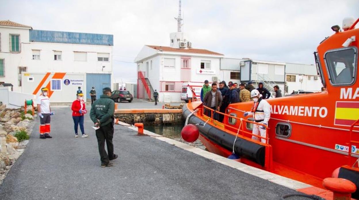 Barco de Salvamento Marítimo, en el puerto de Motril, tras rescatar a los ocupantes de una patera