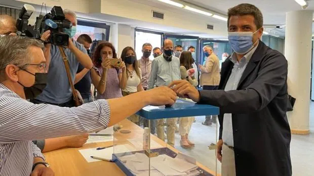 Carlos Mazón vota para la presidencia del PPCV y destaca el «refuerzo» del partido para batir a Ximo Puig