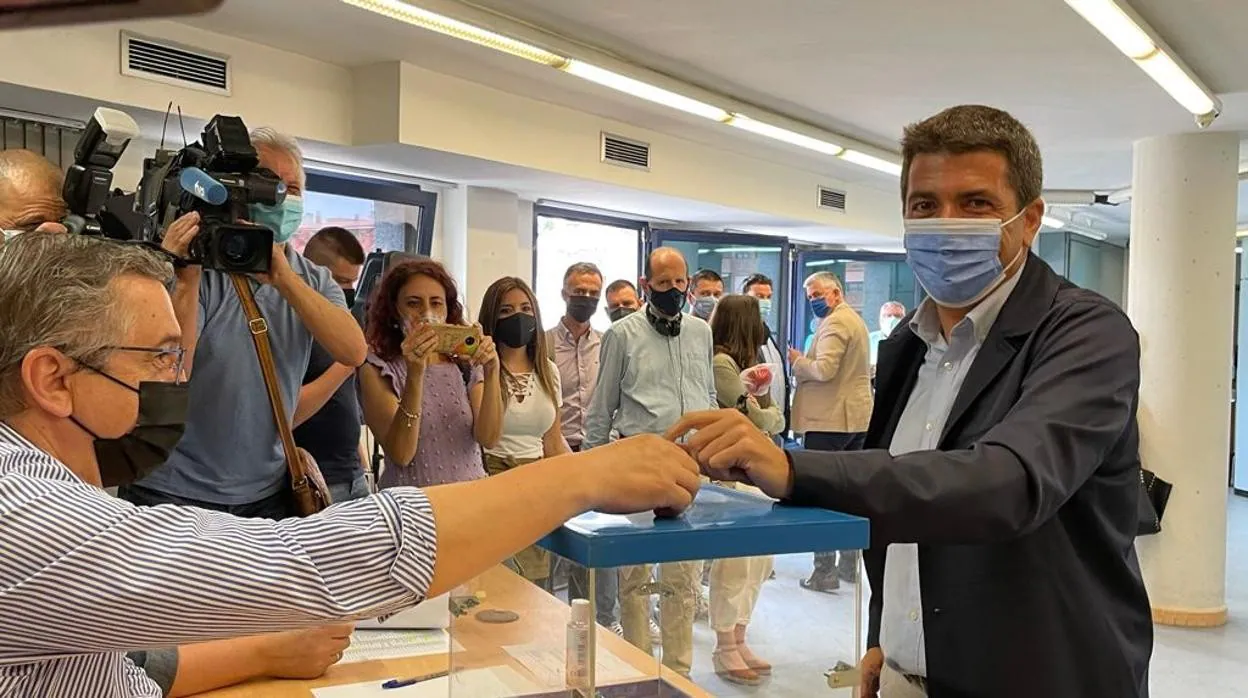Carlos Mazón, en el momento de votar en las elecciones para la presidencia del PPCV, este viernes en Alicante