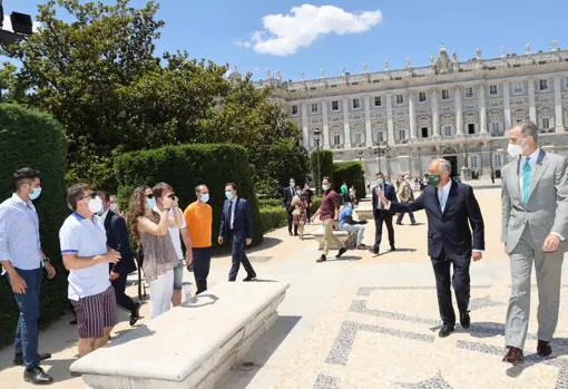 Don Felipe junto a De Sousa saludando a paseantes por la Plaza de Oriente en Madrid
