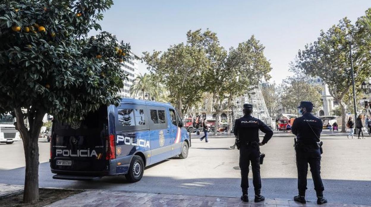 Dos policías nacionales de Valencia en una intervención