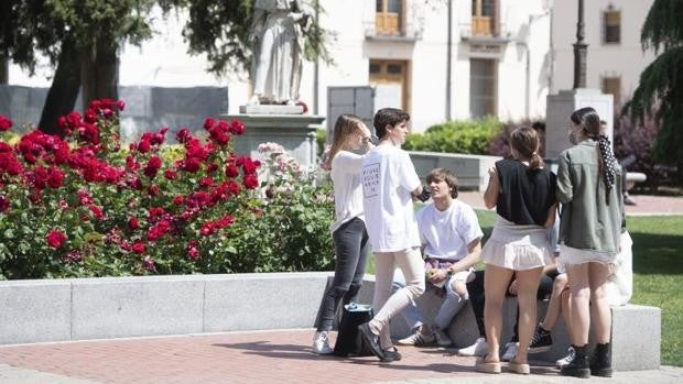 Madrid contempla empezar a vacunar a adolescentes «en función del suministro de dosis»