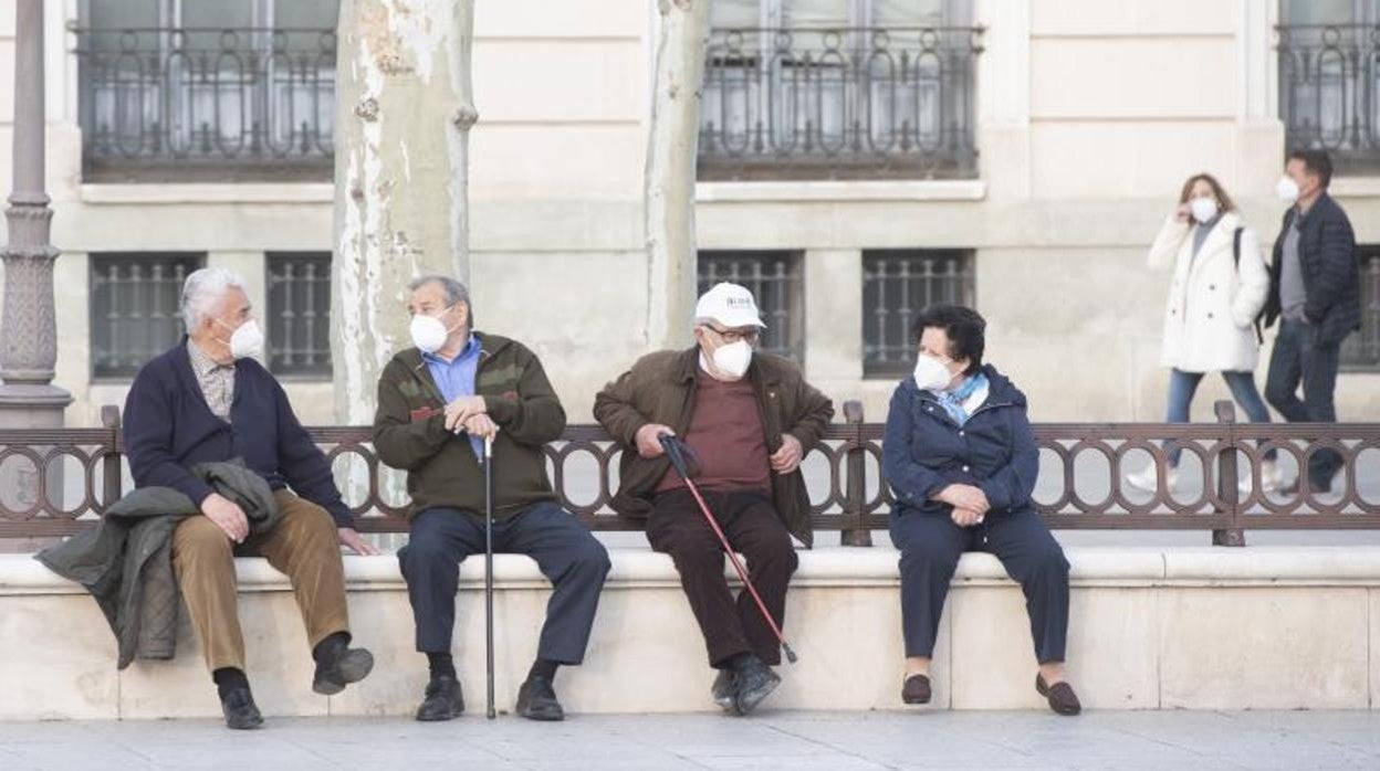 Mayores charlando en una plaza pública