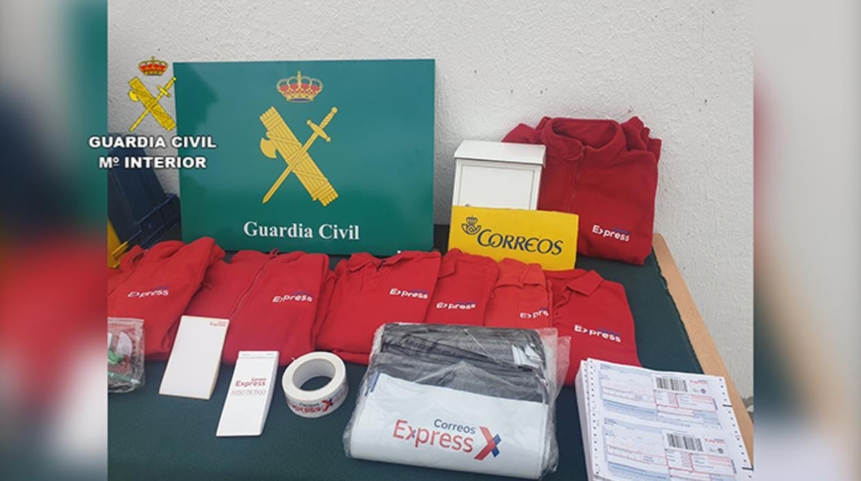 Prendas de vestir y material de Correos intervenidas por la Guardia Civil