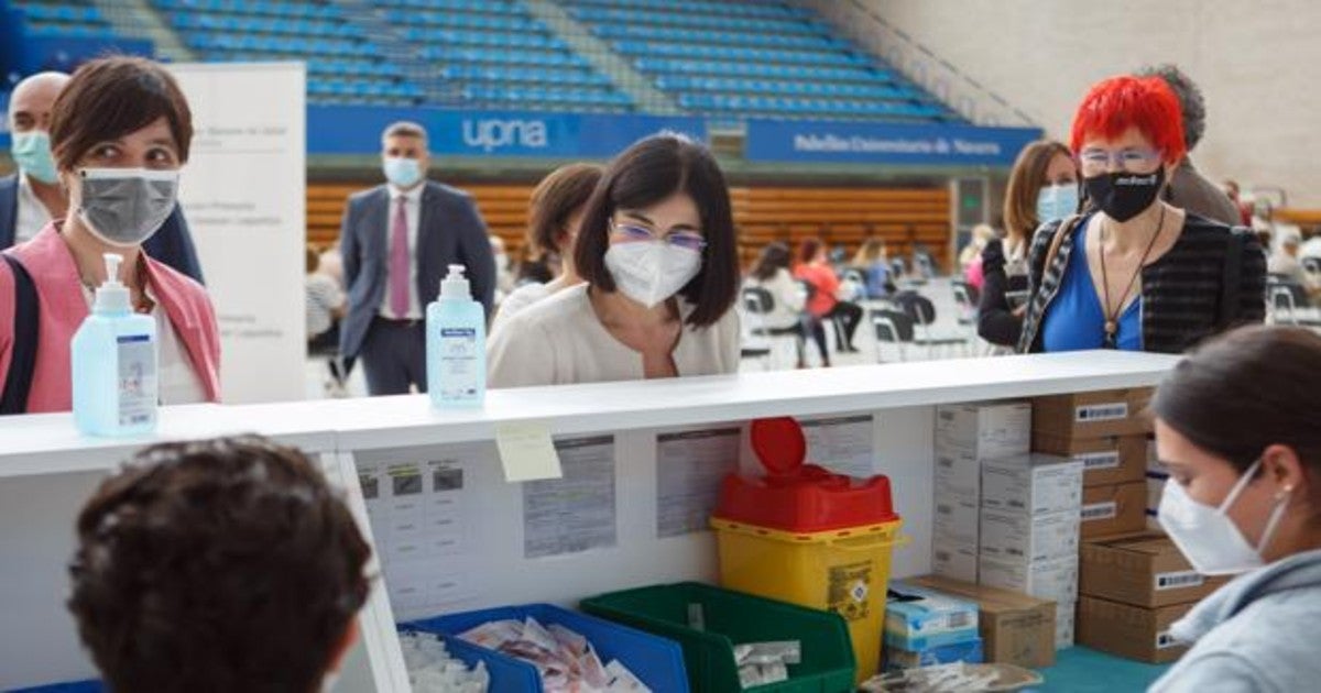 De pie a la derecha la consejera Santos Indurain y con la ministra Carolina Darias esta semana en Pamplona.