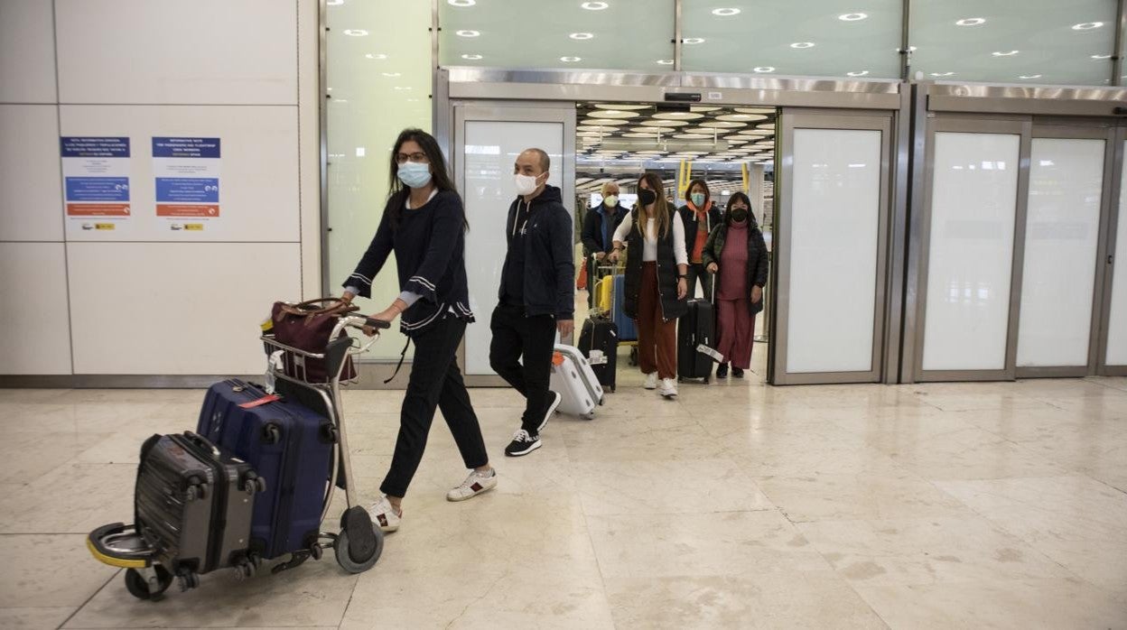 Turistas llegan al aeropuerto de Barajas