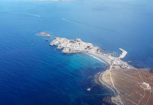 Vista aérea de la isla, vinculada administrativamente a la ciudad de Alicante