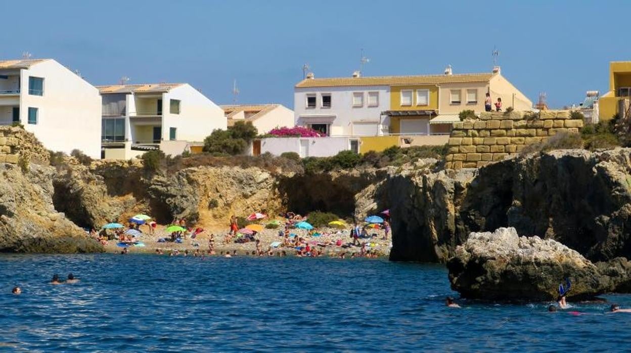 Cala de la isla de Tabarca, con viviendas de los residentes al fondo