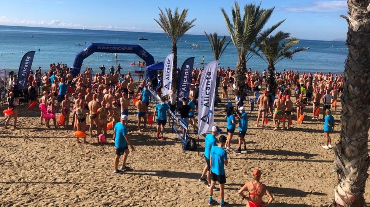 El grupo numeroso de participantes en esta edición de la prueba, disputada este domingo