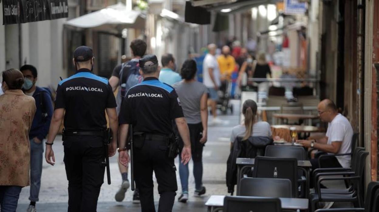 Dos policías paseando por las calles de La Coruña en una imagen de archivo