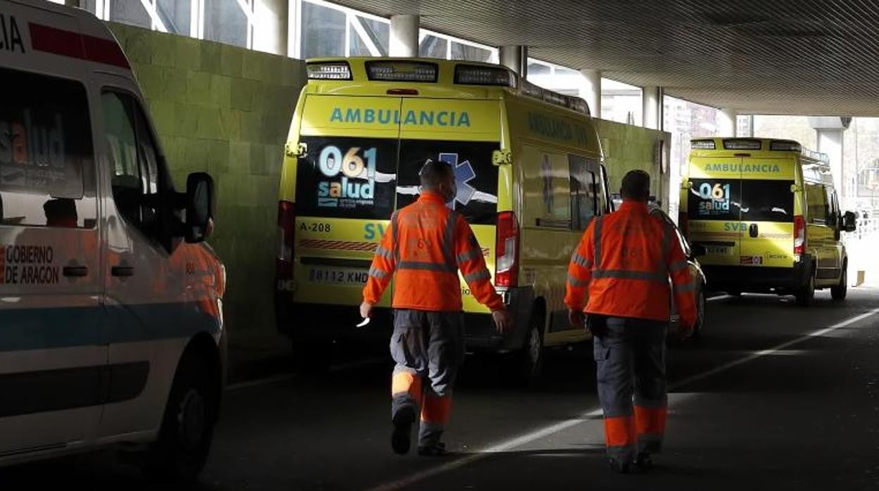 Ambulancias y sanitarios de emergencias a las puertas de un hospital de Zaragoza