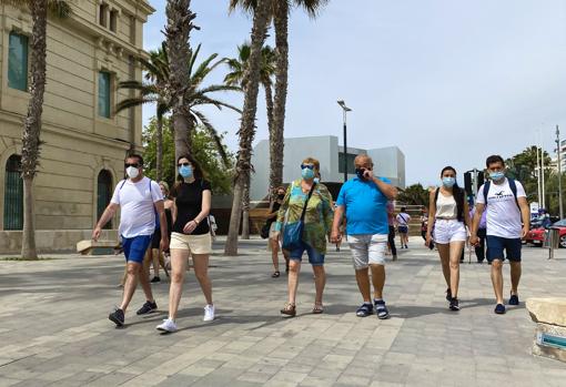 Imagen de archivo de personas paseando en Alicante