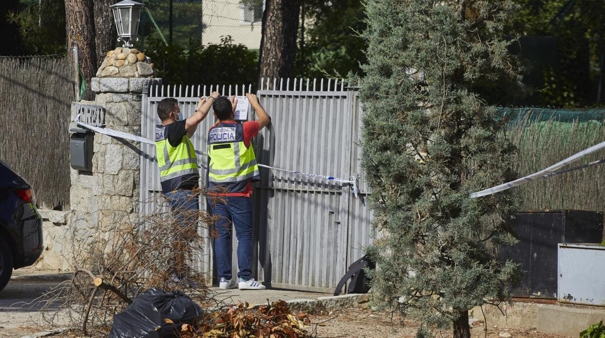 Agentes de la Policía Nacional precintan, ayer, la vivienda en la que tuvo lugar el crimen