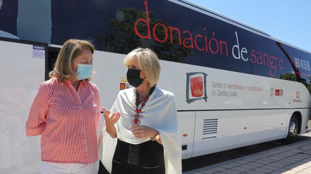 La consejera de Sanidad, Verónica Casado, y la directora técnico gerente del Centro de Hemoterapia y Hemodonación, Lydia Blanco, presentan las nuevas unidades de donación móvil del Centro de Hemoterapia y Hemodonación de Castilla y León.