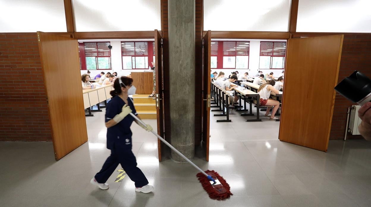 Servicio de limpieza en el aulario de Valladolid durante la celebración de la prueba el curso pasado