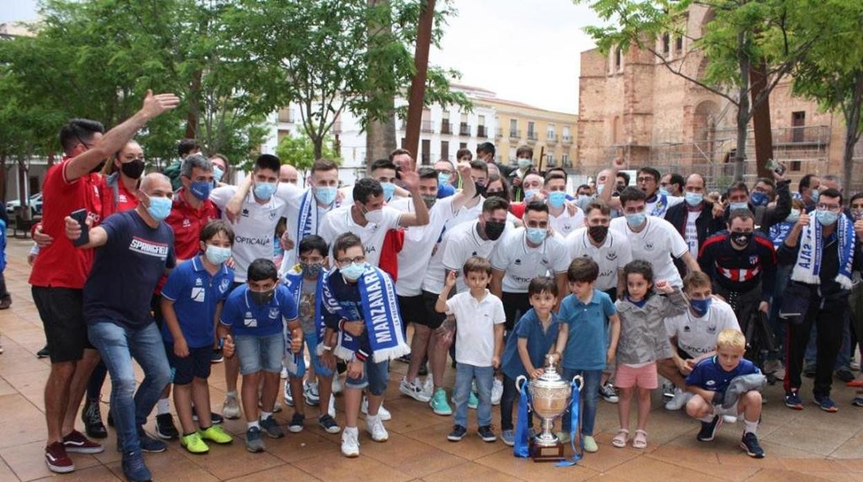 El Manzanares Quesos El Hidalgo celebra su ascenso a la Primera División de fútbol sala con los más pequeños