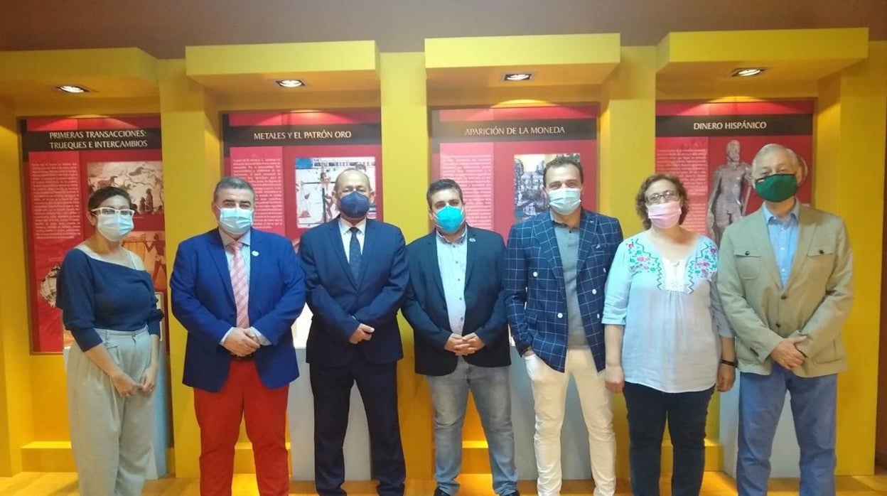 Ángel de Vega y Juan José Rodríguez junto a algunos de los asistentes a la inauguración