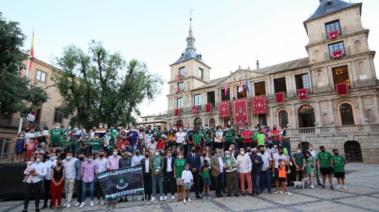 Foto de familia de la plantilla del CD Toledo con la alcaldesa, Milagros Tolón, y aficionados del club verde