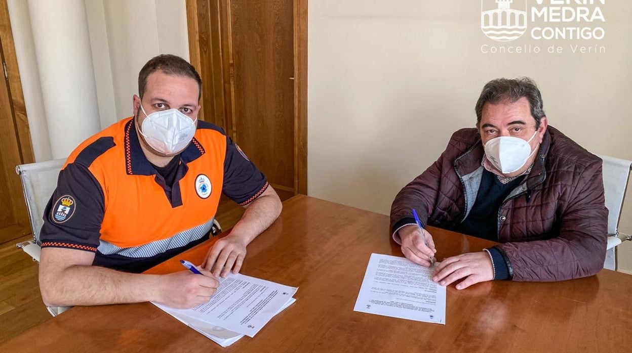 El alcalde de Verín, Gerardo Seone, a la derecha, en la firma de un convenio con Protección Civil