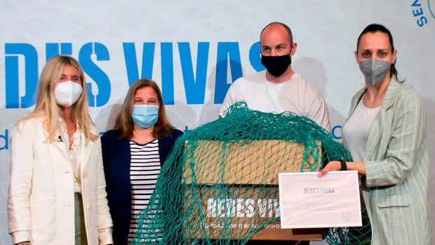 Un proyecto pretende rescatar 1.500 kilos de redes de pesca de la costa gallega para convertirlo en porterías
