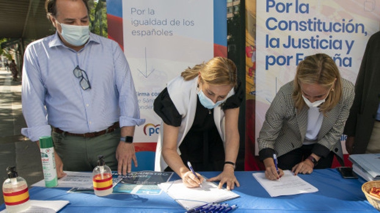 Ana Beltrán y Ana Camins, en una mesa del PP para recoger firmas contra los indultos