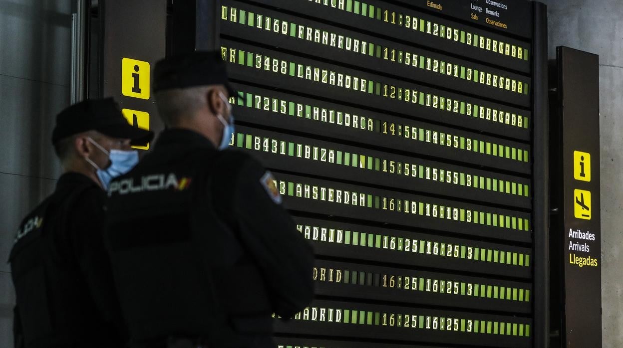 Imagen de archivo de agentes de la Policía Nacional en el aeropuerto de Valencia